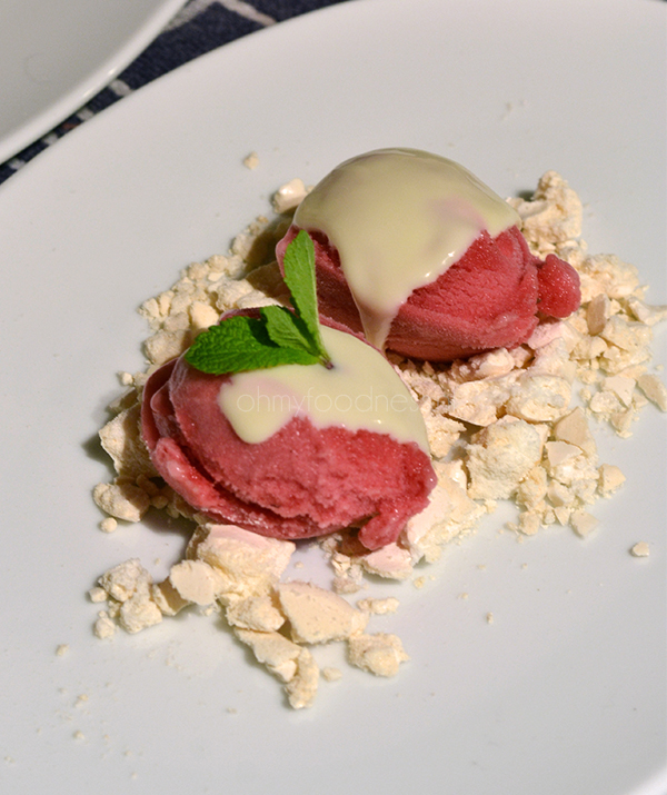 meringue met bosvruchtensorbet