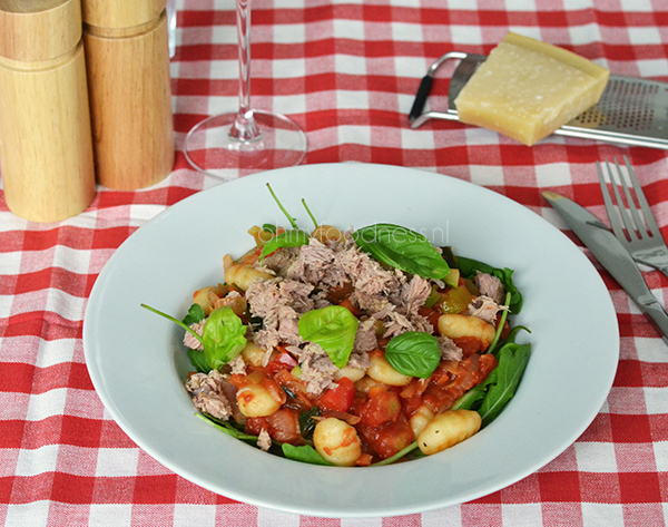 gnocchi met tomatensaus en tonijn