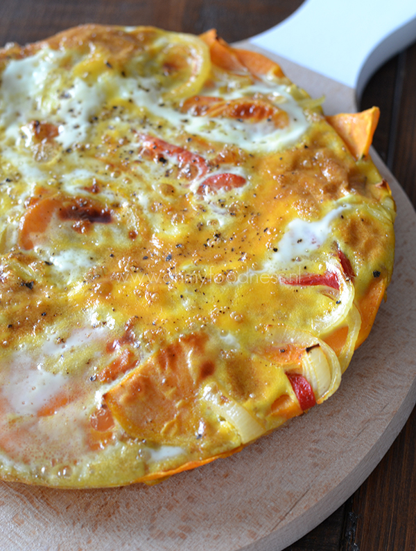 Zoete aardappelfrittata met geroosterde paprika