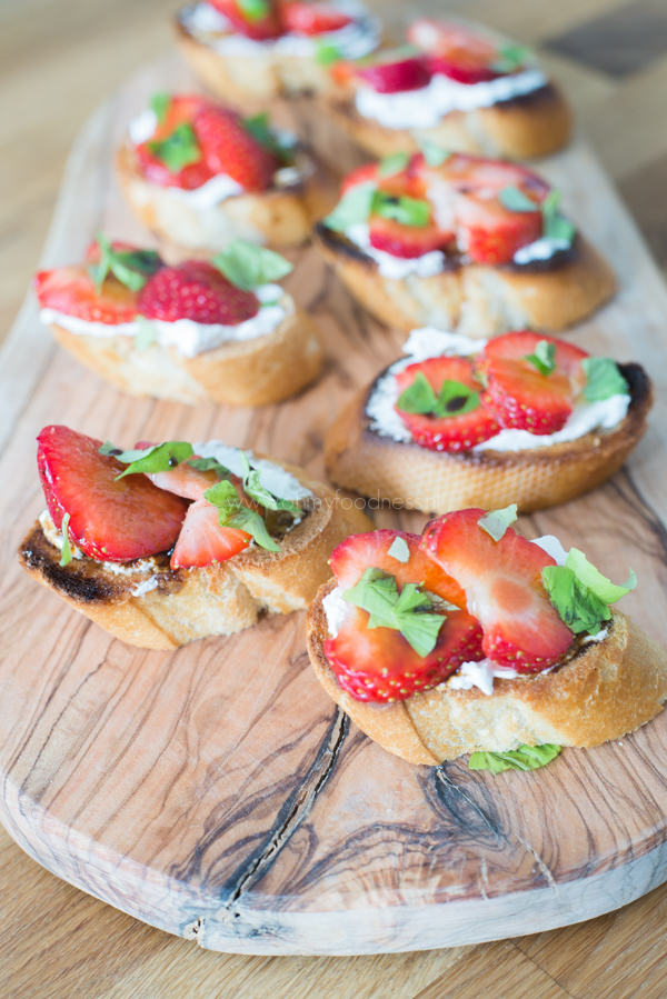 Bruschetta's met aardbeien en geitenkaas