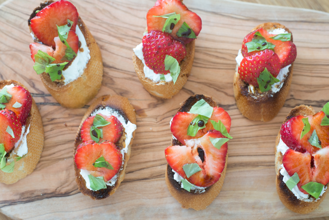 Bruschetta's met aardbeien en geitenkaas