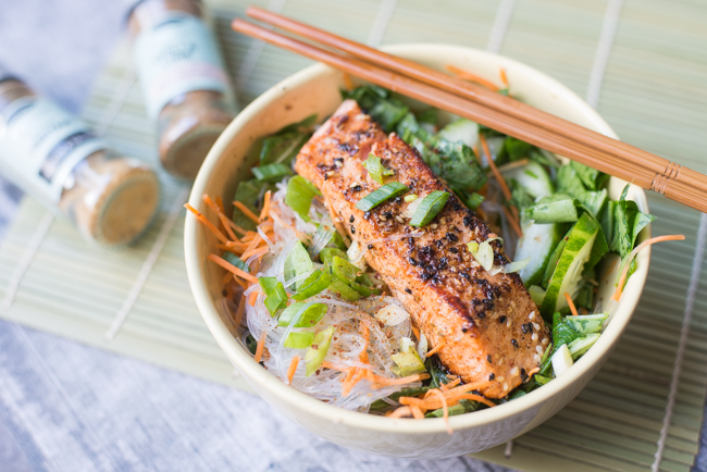 Glasnoedelsalade met zalm en paksoi