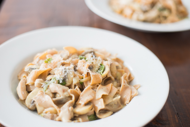 Pasta met kippendijen in lichte champignonsaus