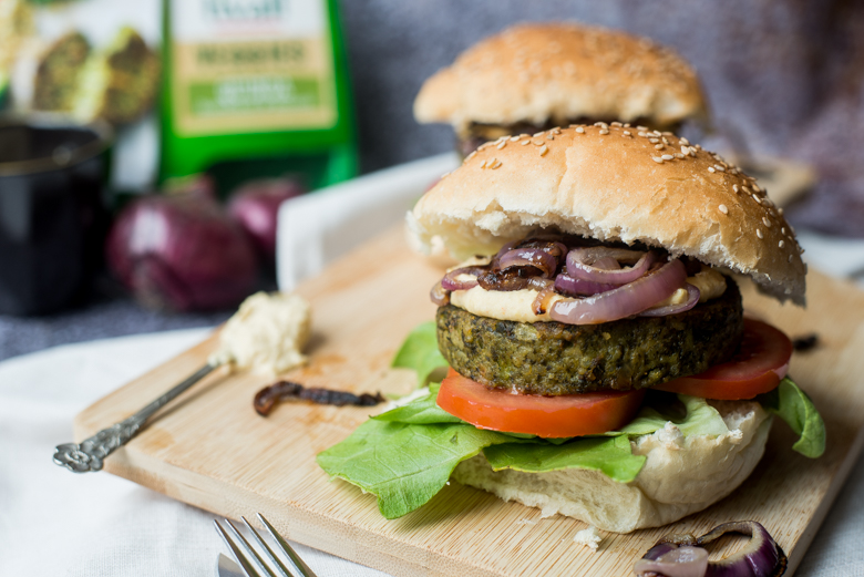 Groenteburger met hummus en rode ui