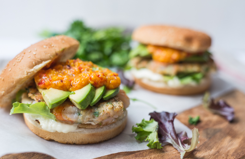 Garnalenburger met avocado en mangosalsa