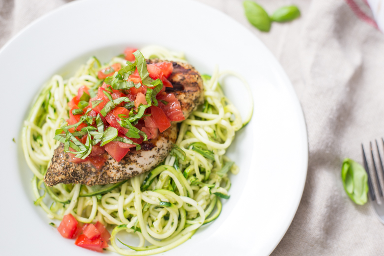 Courghetti met pistou en bruschetta kip