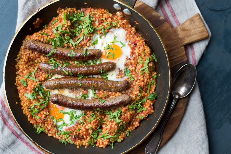 Shakshuka met parelcouscous en merguez