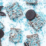 Chocoladefudge met Oreo en blauwe muisjes