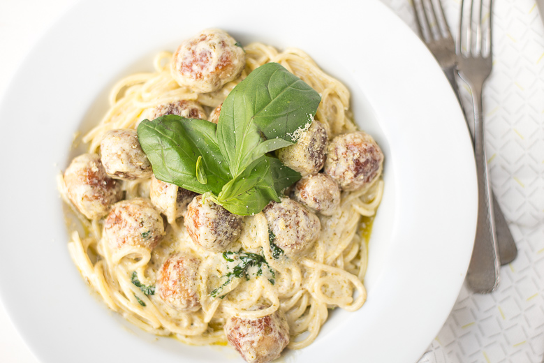 Spaghetti met kip-pestoballetjes