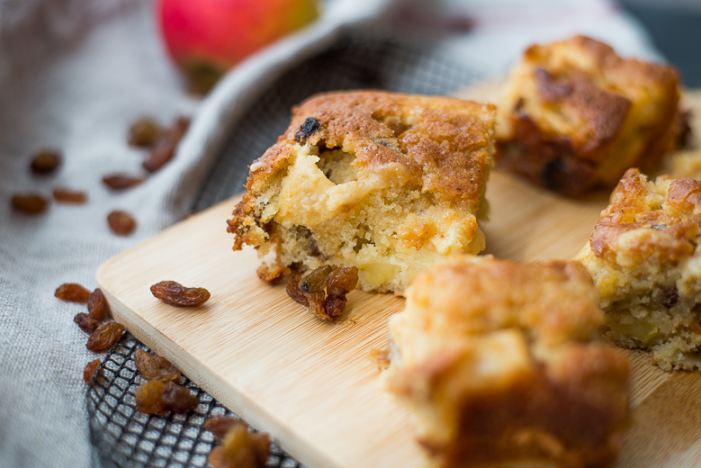 Appelcake met rozijnen en karamel