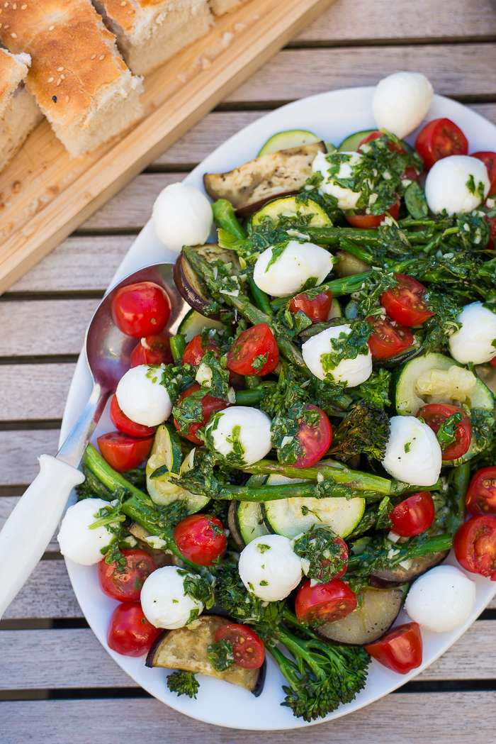 Gegrilde groente Caprese met basilicumdressing