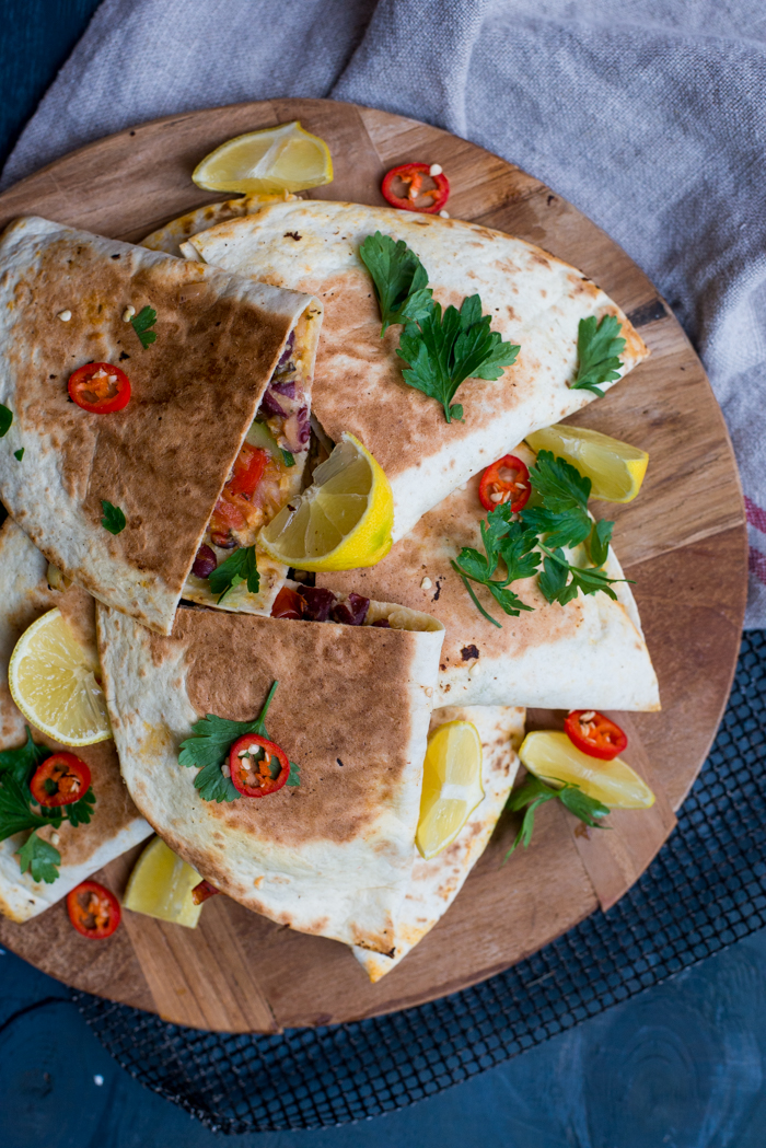 Avocadoquesadilla's met groenten en hummus