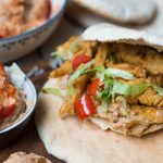 Pita kipshoarma met kapucijnerhummus