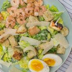 Lichte Caesar Salad met garnalen