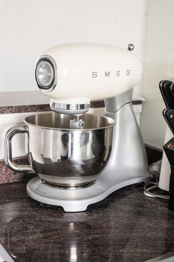 Keukenrobot review SMEG vs KitchenAid Artisan OhMyFoodness