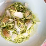 Courghetti met avocadopesto en kipgehaktballetjes