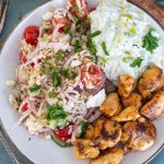 Griekse rijstsalade met kipgyros en tzatziki