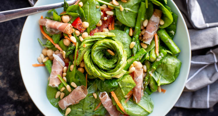 Groene aspergesalade met kikkererwten en spinazie