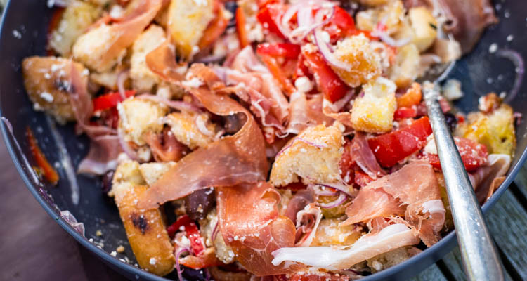 Panzanella met feta en parmaham