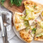 Flammkuchen met aardappel en prei