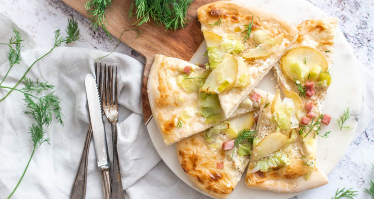 Flammkuchen met aardappel en prei