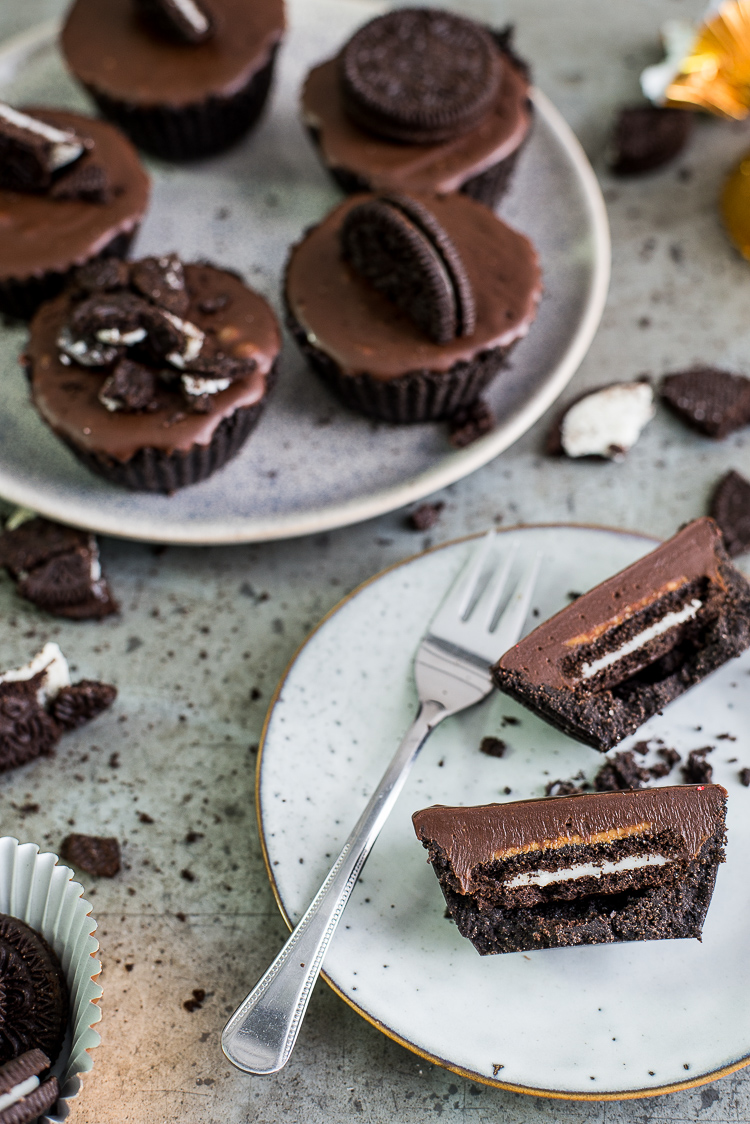 Chocoladefudgetaartjes met pindakaas & Oreo