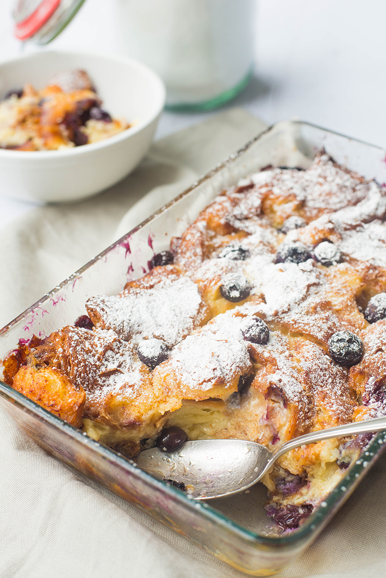 Croissantpudding met blauwe bessen