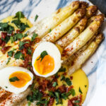 Gegrilde witte asperges met hollandaise en chorizokruim