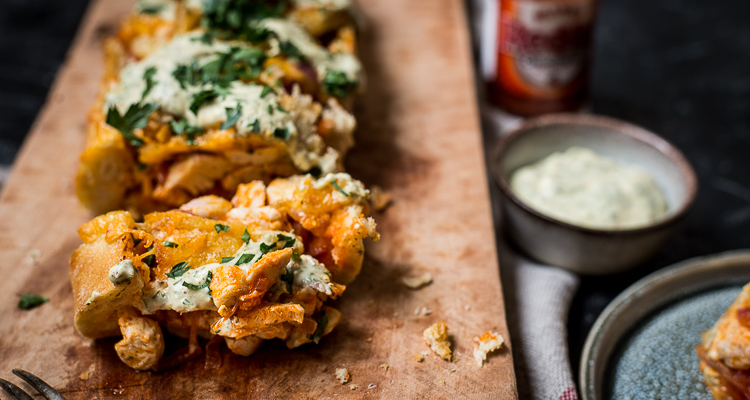 Met buffalo chicken gevuld stokbrood