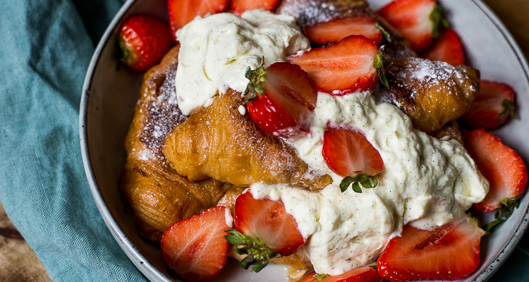 Wentelteefjes van croissants met vanilleroom en verse aardbeien