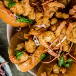 Popcorn shrimp sandwiches met sriracha-coleslaw