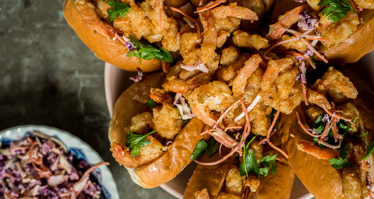 Popcorn shrimp sandwiches met sriracha-coleslaw