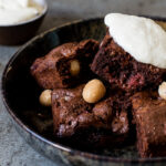 Brownies met framboos, macadamia en mascarpone