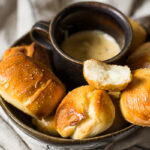 Pretzelbites met warme kaasdip