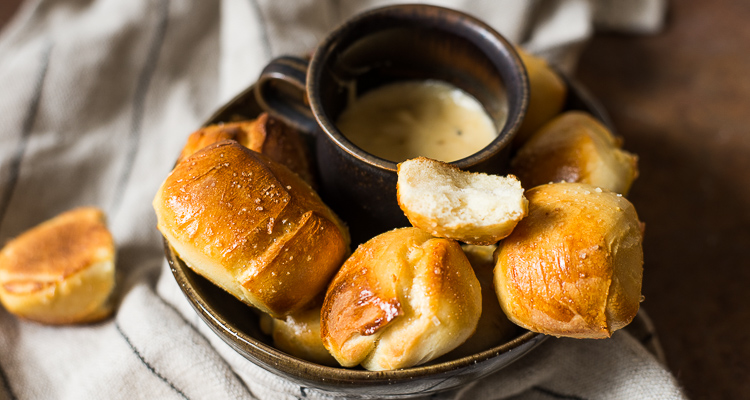 Pretzelbites met warme kaasdip