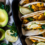 Soft taco's met halloumi, guacamole en gegrilde mais