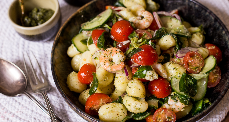 Gnocchisalade met pesto en garnalen