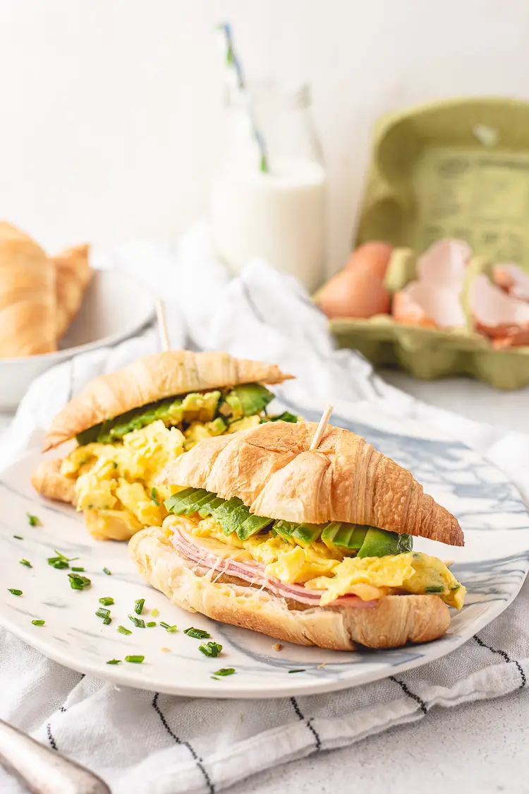 7x tosti inspiratie 8 Croissanttosti met scrambled eggs