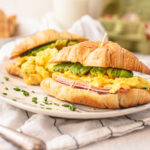 Croissanttosti met scrambled eggs