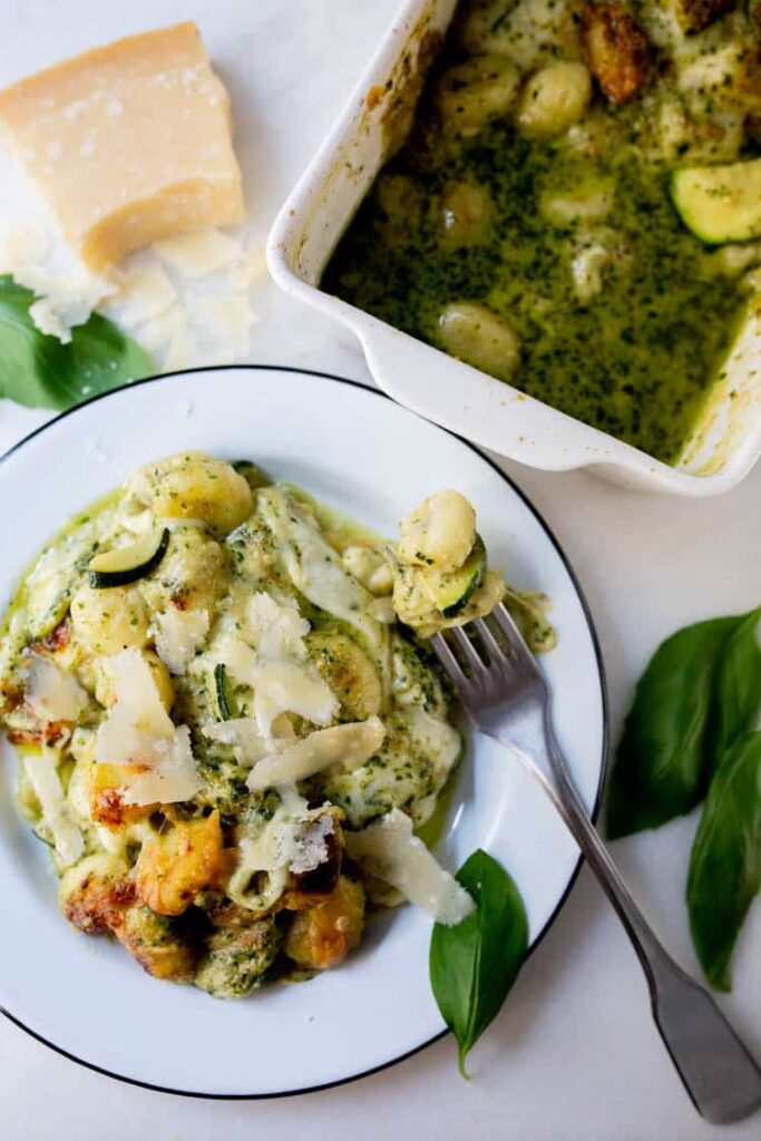 Gnocchi ovenschotel met mozzarella en pesto