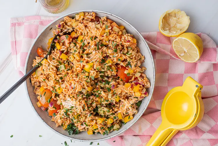 Koude rijstsalade met kip en restjes groenten