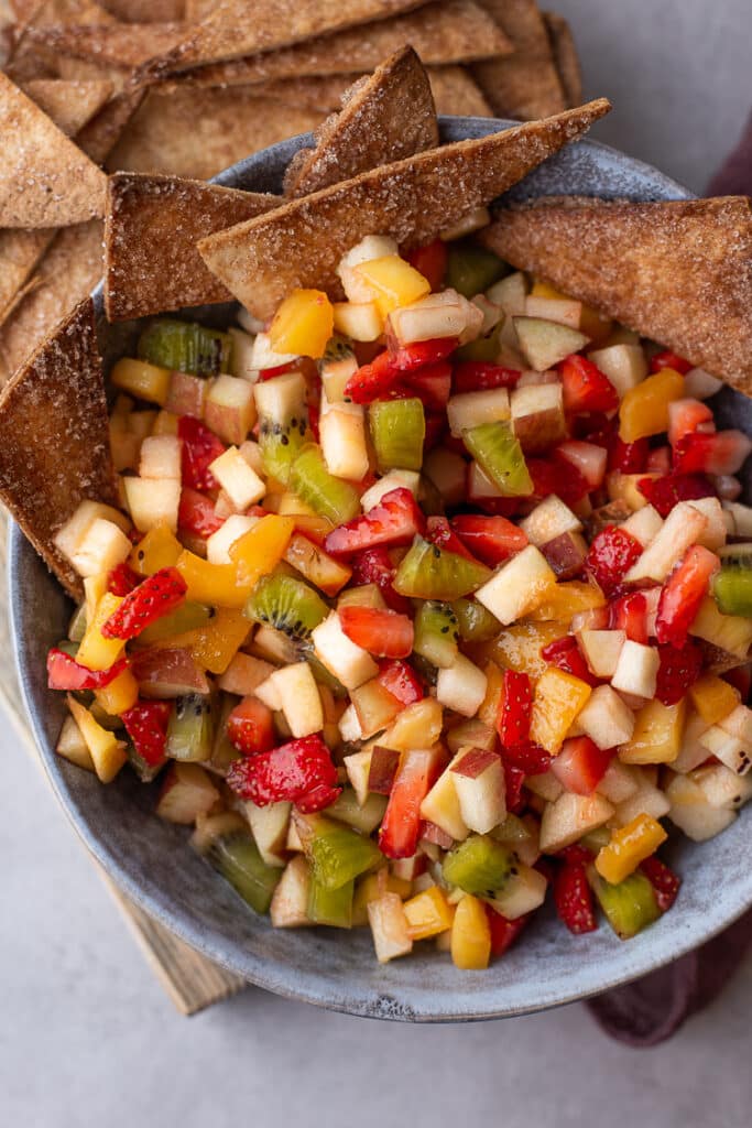 Fruitsalsa met kaneelchips