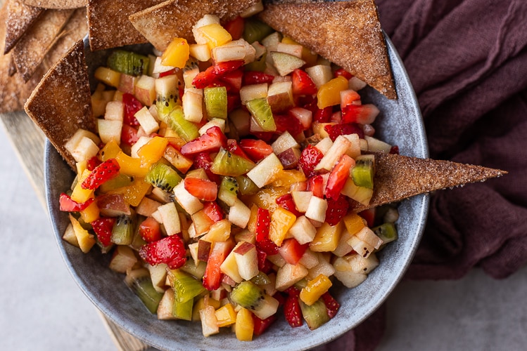 Fruitsalsa met kaneelchips