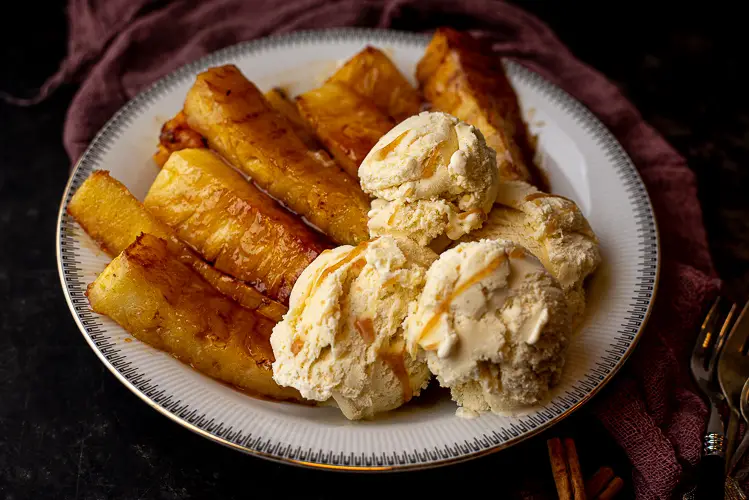Gegrilde ananas met kaneelsuiker en vanille-ijs 3 Gegrilde ananas met kaneelsuiker