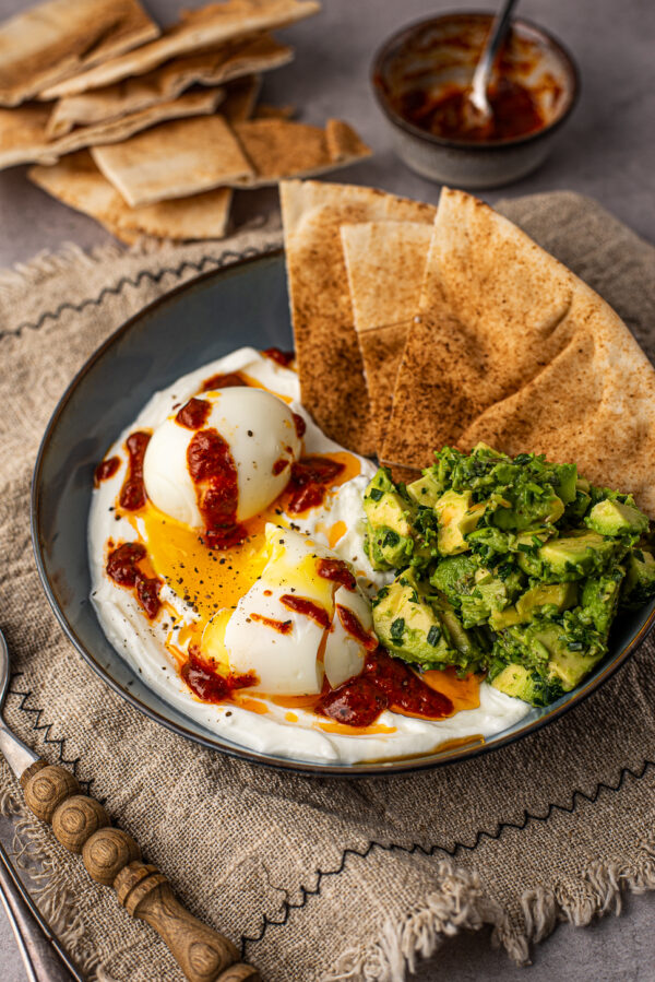 Hartige yoghurtbowl met harissa-eieren en libanees brood