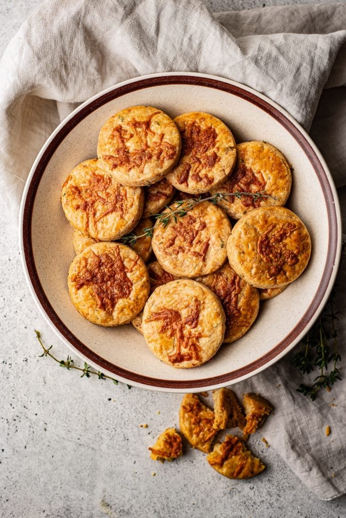 Kaaskoekjes met manchego en tijm