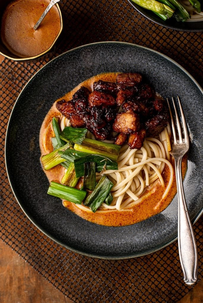 Udon in gele curry met plakkerige speklapjes