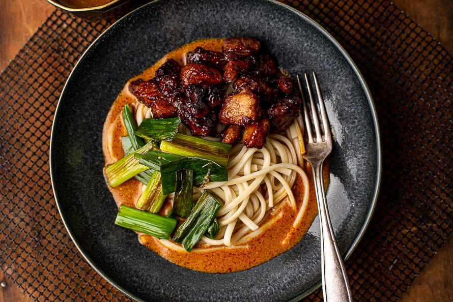 Udon in gele curry met plakkerige speklapjes