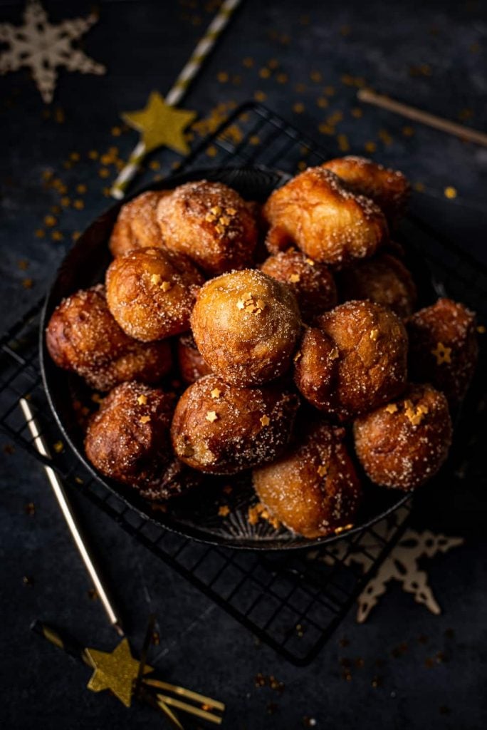 Oliebollen met stoofperen en kaneelsuiker