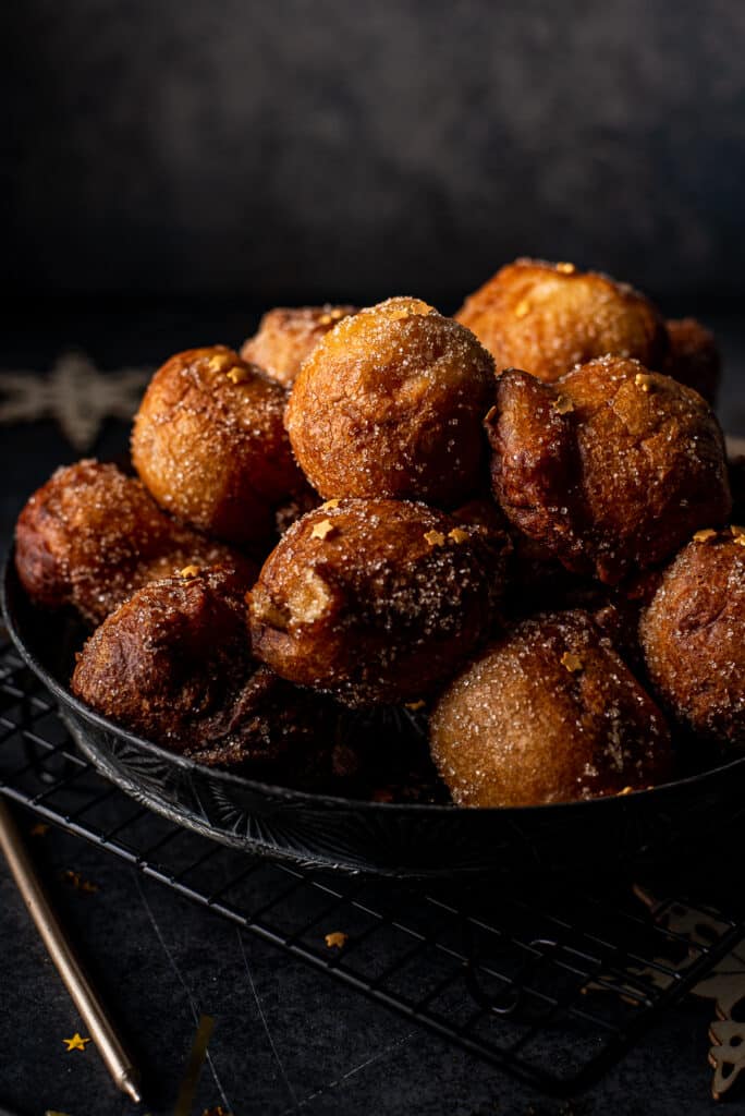 Oliebollen met stoofperen en kaneelsuiker